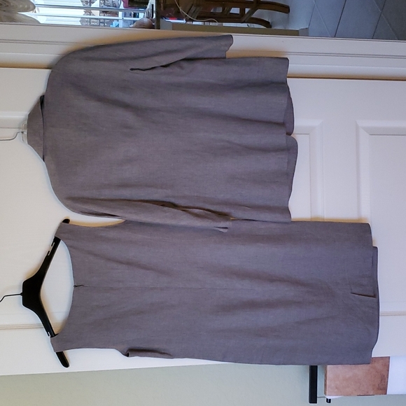 MaxMara sheath dress with matching 3/4 sleeve jacket, size 8 in soft grey. - Picture 3 of 5